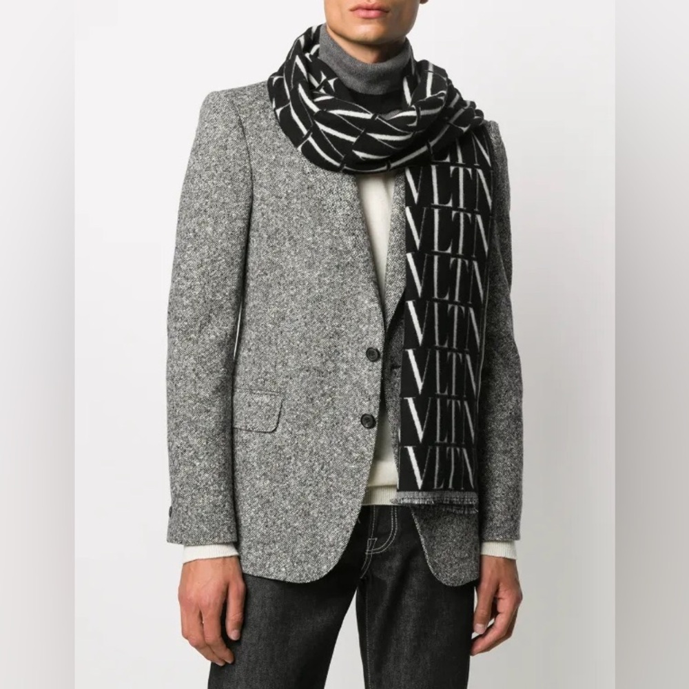 VALENTINO GARAVANI 
Logo-Intarsia Virgin Wool And Cashmere-Blend Scarf